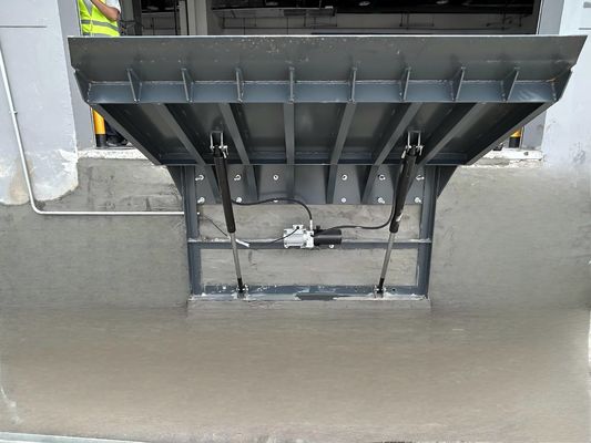 การติดตั้งง่าย ขอบไฟฟ้าของไฮดรอลิก Eod Dock Levelers สําหรับโกดัง