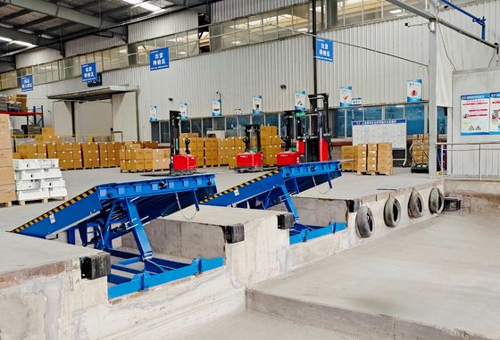 การใช้งานด้วยมือ การก่อสร้างภาระหนัก Mechanical Dock Leveler สําหรับการบรรทุกที่ปลอดภัย